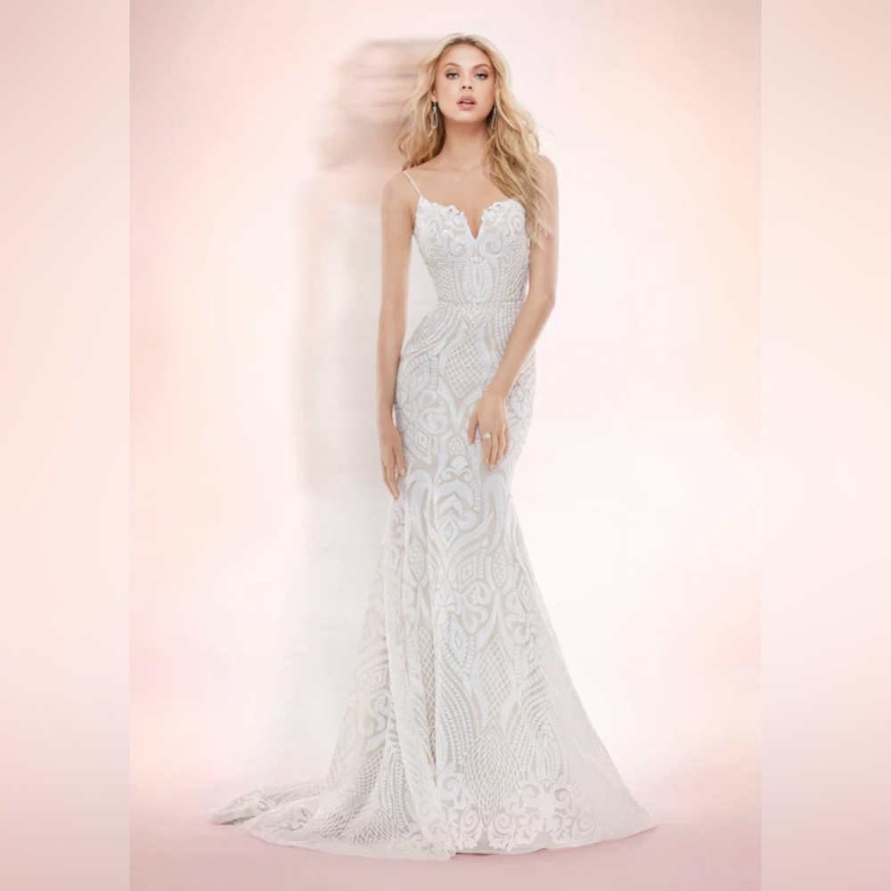 Hailey Paige Wedding Dress. Under 50kg and 1m65 adjusted around size xs and s